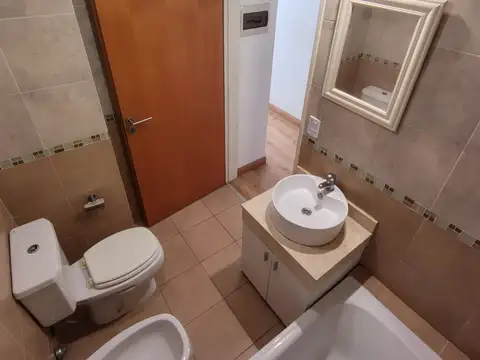 MONO AMBIENTE CON BALCON - MUY LUMINOSO - EXCELENTE ESTADO