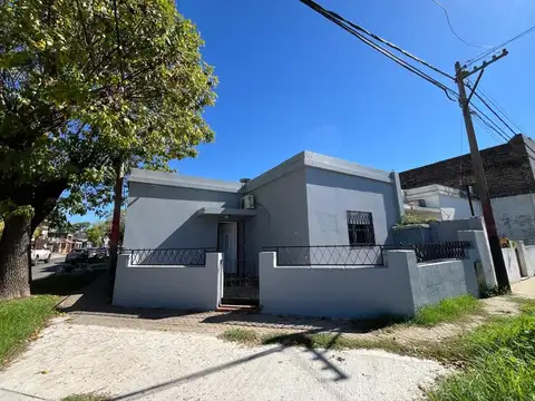 SE ALQUILA CASA 2 DORMITORIOS. ZONA SUR. COCHERA