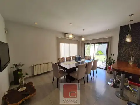 Casa en Alquiler con 2 cocheras