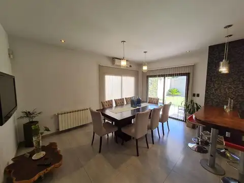 Casa en Alquiler con 2 cocheras