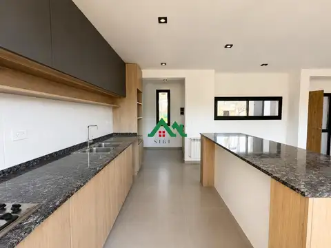 Casa 5 ambientes con 2 baños
