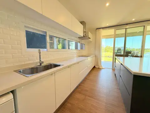 Casa 4 ambientes con 3 baños