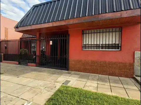 CASA DE 6 AMBIENTES EN VENTA - RAMOS MEJIA SUR