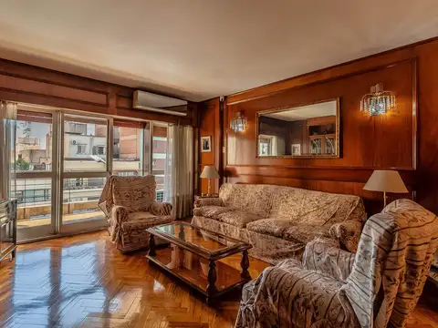 Departamento de 4 Ambientes con Dependencia  y Cochera en Flores