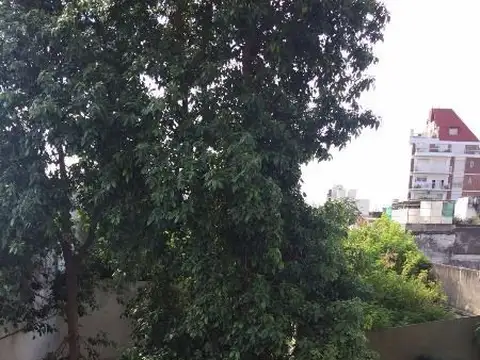 GRAN MONOAMBIENTE CONTRAFRENTE CON BALCON ATERRAZADO , VISTA  JARDIN