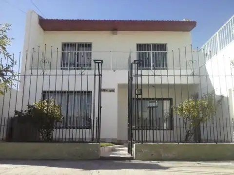 Casa ideal para Oficinas, Consultorios o Institutos! - Neuquén (5 privados, 3 baños)