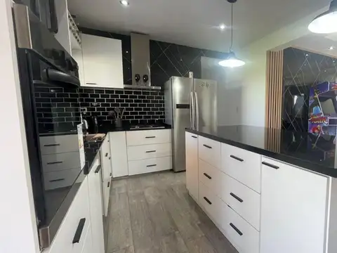 Casa 5 ambientes con 4 baños