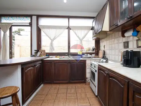 Casa 6 ambientes con 2 baños