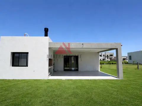 Casa 4 ambientes con 2 baños