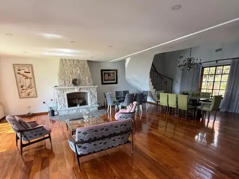 Casa en Venta con 2 cocheras