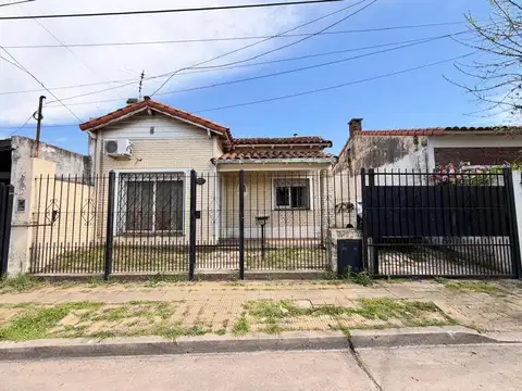 Chalet 4 ambientes en planta baja. Excelente ubicación