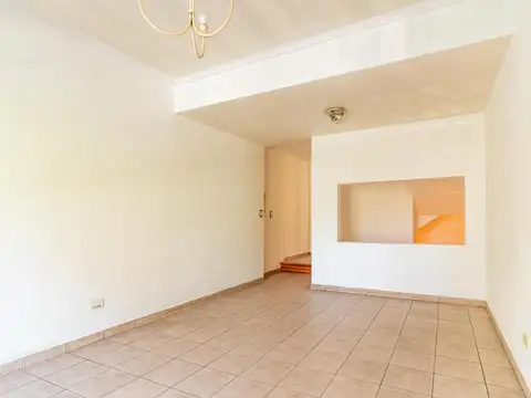 Venta de Tríplex 3 Ambientes con Patio y Parrilla vista a la Plaza – Villa Luro