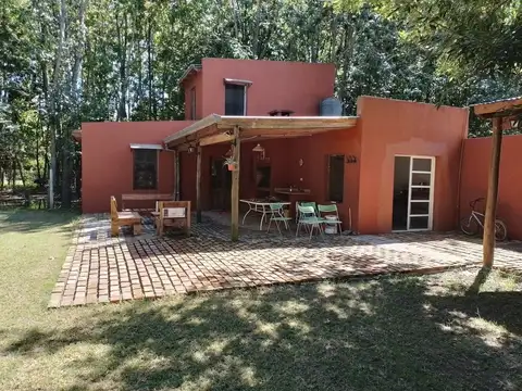 Calle 2 Los Sauces Nro. 461 e/ 7 y 9 los Naranjos 400