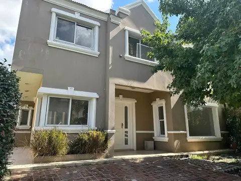 CASA EN VENTA EN BARRIO LA ARAUCARIA