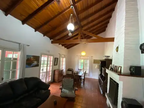 Casa 4 ambientes con 2 baños