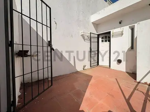 Casa 7 ambientes con 2 baños