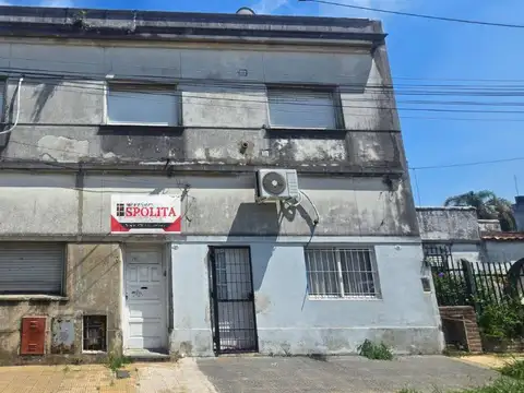 Ph  2 ambientes.Dormitorio, cocina-comedor, baño ,  patio.