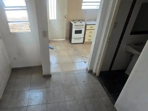 Ph  2 ambientes.Dormitorio, cocina-comedor, baño ,  patio.