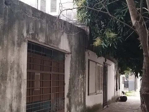 Dos dúplex en esquina sobre asfalto en macrocentro