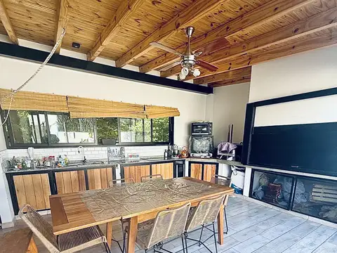 Casa 4 Ambientes con Terraza, Patio y Quincho con Parrilla – Excelente Estado