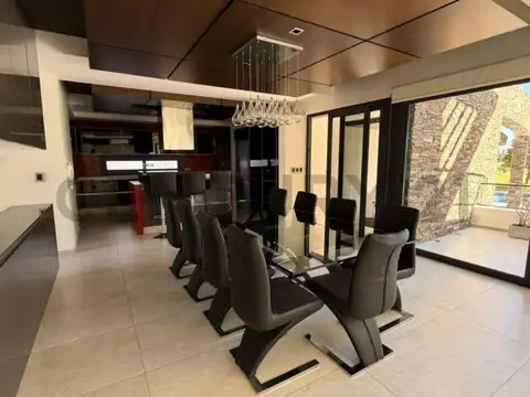 Casa en Venta con 3 cocheras