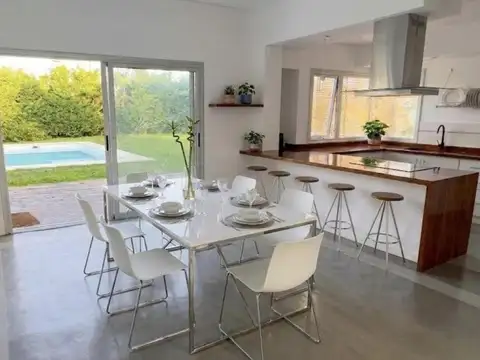 Casa 5 ambientes con 3 baños