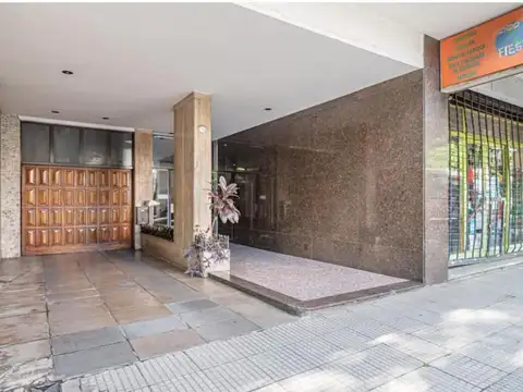 Venta Departamento 3 Amb con dependencia al frente con Balcon a reciclar en Flores