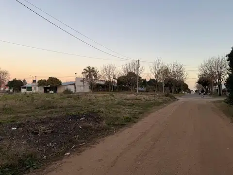 Lote en esquina con pavimento. 418 m².Financiación