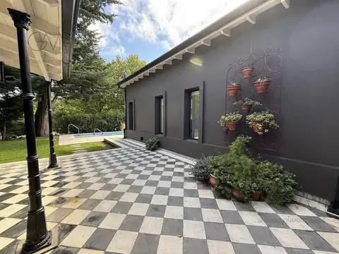 Casa en Alquiler con 2 cocheras
