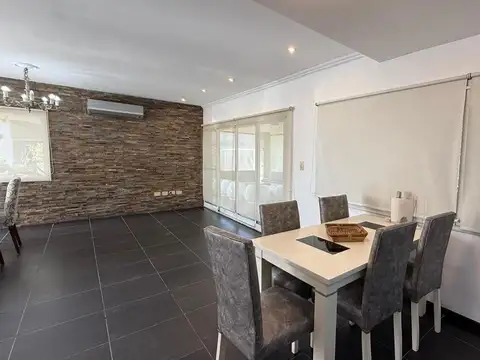 Casa en Alquiler con 3 cocheras