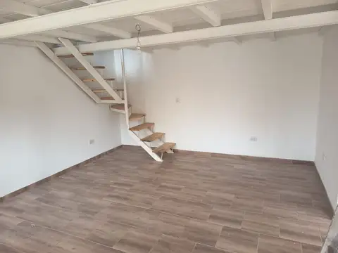 Depto Tipo Casa en Alquiler con 1 cocheras