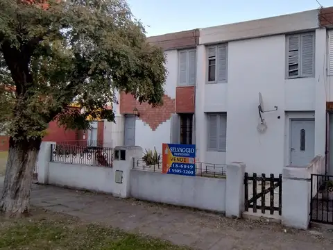 CASA DE 4 AMBIENTES, CON PATIO Y ESPACIO GUARDA COCHE.