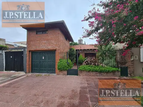 Casa 3 Ambientes 120 m² c/ cochera y pileta - V.Constructora