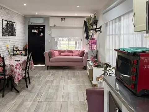 CASA EN LOTE PROPIO DE 3 AMB CON COCHERA Y  PILETA