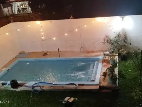 CASA EN LOTE PROPIO DE 3 AMB CON COCHERA Y  PILETA