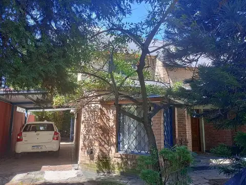 Casa 6 ambientes con 2 baños