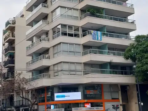Oficina 2 Ambientes amplios, 2 Balcones, uno Terraza, baño y Toillet, Categoria 