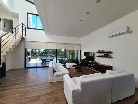 Avenida de los Lagos   " Barrio Las Glorietas" 4300