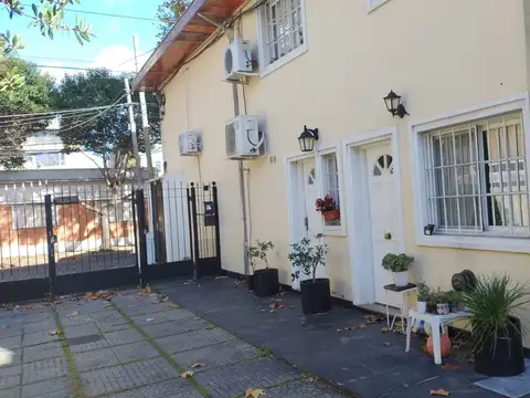 VENDE DUPLEX 4 AMB DE TRES PLANTAS CON COCHERA, IMPECABLE, ZONA SAN MARTIN