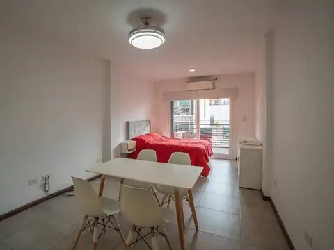 Moderno monoambiente con balcon hacia la calle