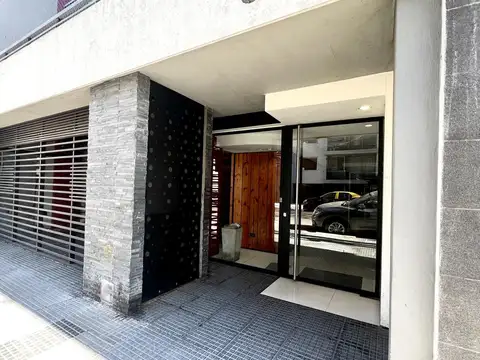 Monoambiente divisible al frente c/ Cochera Balcón y 2 patios en Caballito ALQUILER