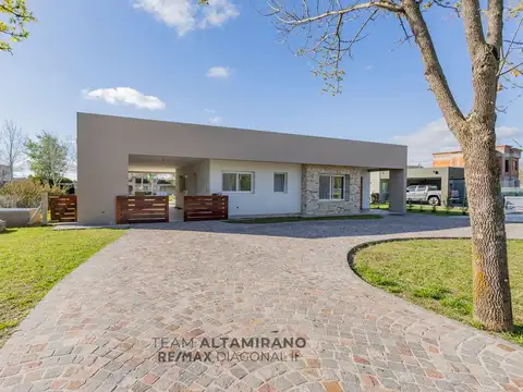 Casa en Venta con 2 cocheras