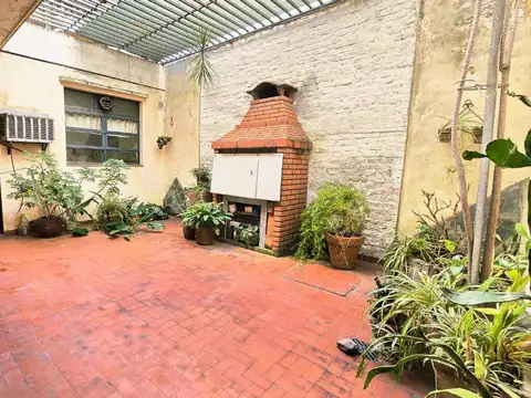 VENTA CASA CON TERRAZA PATIO Y COCHERAS  FLORES