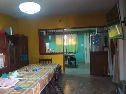 Casa de 4 ambientes + 2 Deptos. en Merlo