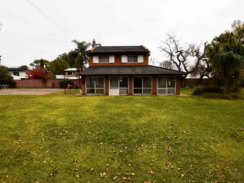 VENTA CASA 3 DORMITORIOS 6 LOTES EN FUNES