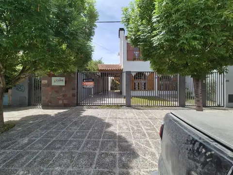 Centricos Casa y Salón en VENTA en General Roca, Río Negro
