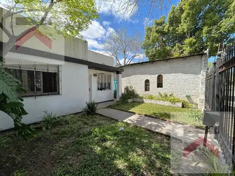Casa con dos dormitorios y galpón en Villa Libertad
