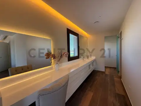 Casa 5 ambientes con 3 baños