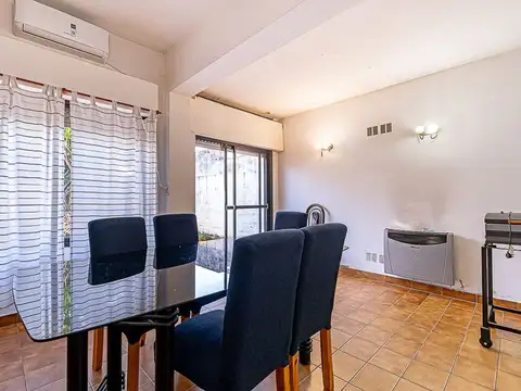 Casa 4 ambientes con 2 baños
