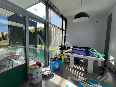 Casa 6 ambientes con 4 baños